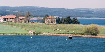 Le lac de Naussac (Lozère)