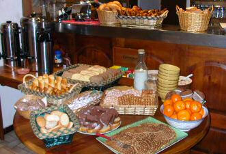 Le petit déjeuner au Refuge du Moure (Lozère) Le petit déjeuner au Refuge du Moure (Lozère)