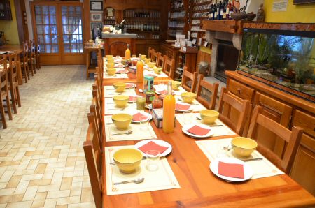 La table du petit déjeuner au La table du petit déjeuner auRefuge du Moure (Lozère)