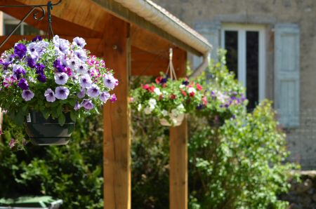 Terrasse du jardin du Refuge du Moure (Lozère)